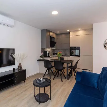 In 5614 Apartment *